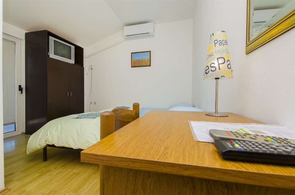 Room (S3)
