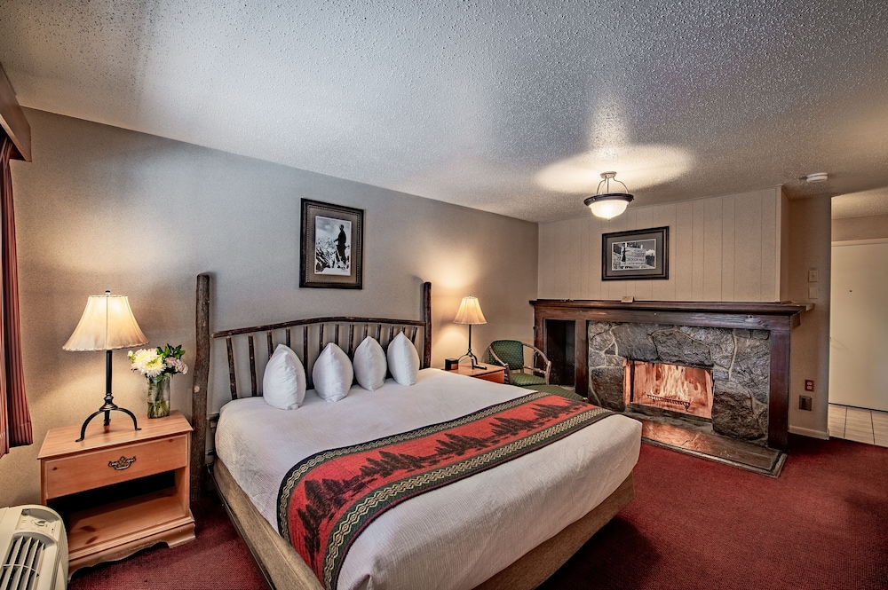 Room, 1 King Bed, Fireplace photo 1