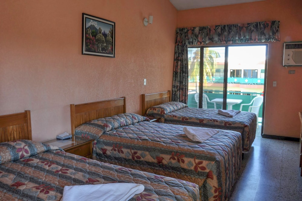 Standard Room (3 Double Beds) photo 1