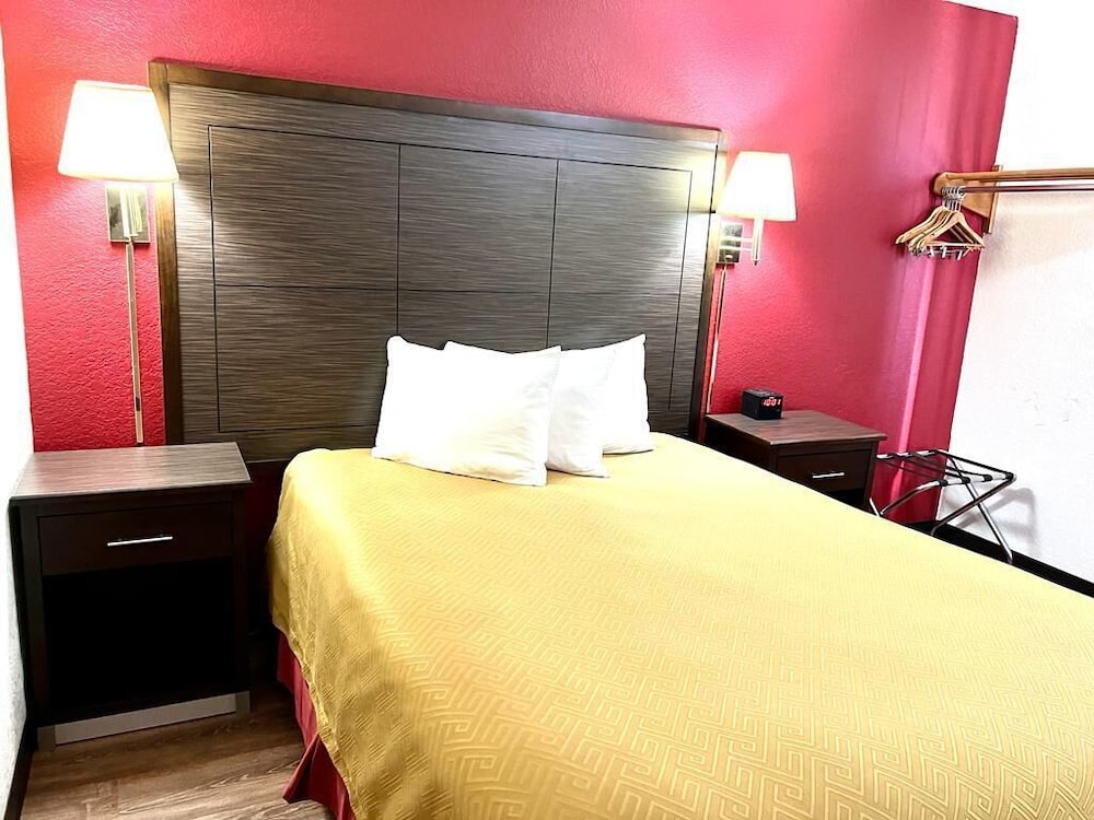 Standard Room, 1 Queen Bed, Non Smoking - Photo 7