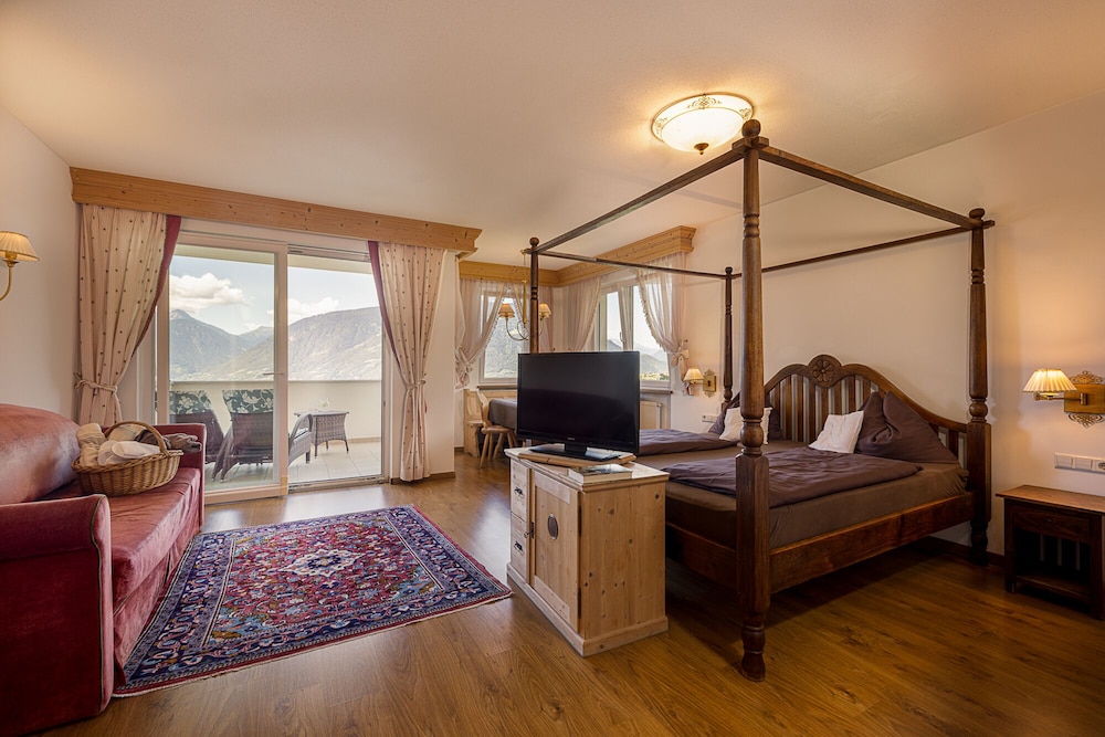 Junior Suite, 1 Queen Bed with Sofa bed, Valley View photo 3