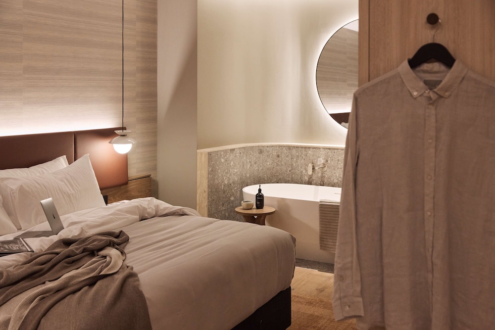 Rydges Deluxe Suite thumbnail 5