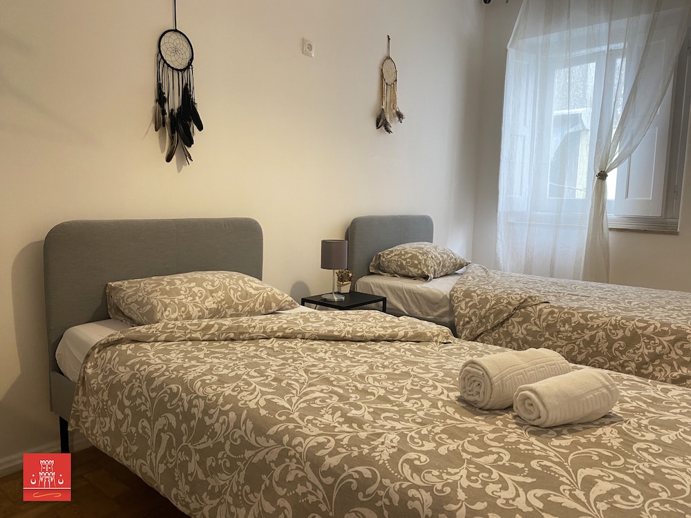 Basic Room, 2 Twin Beds with Shared Bathroom photo 2