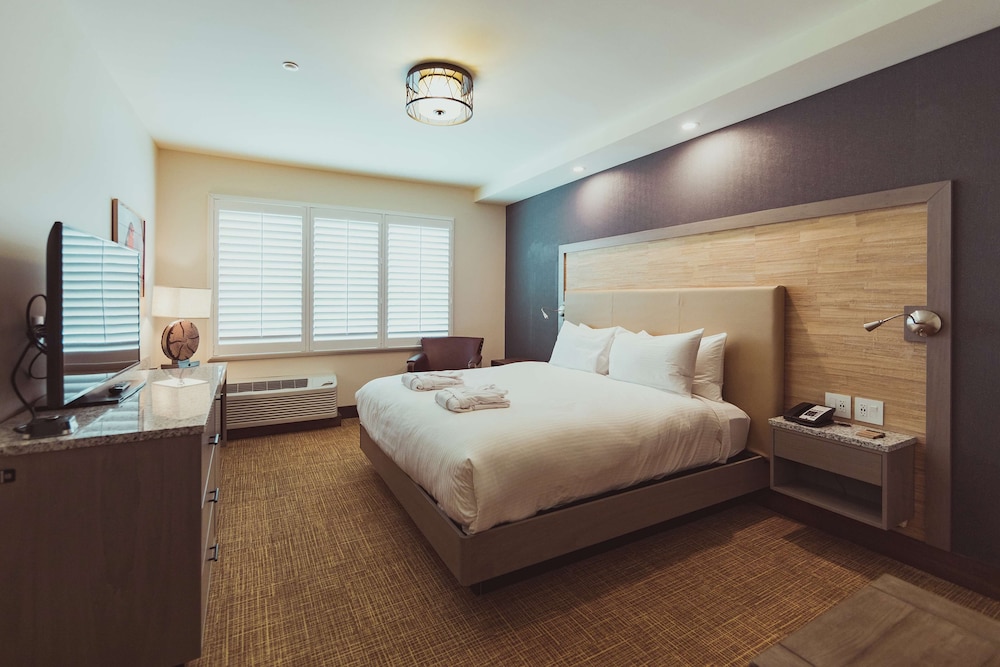 Suite, 1 King Bed (Tailwater) photo 2