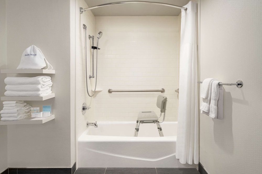 Room, 2 Queen Beds, Accessible, Bathtub (Mobility & Hearing) - Photo 5