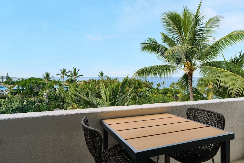 Club Room, 1 King Bed, Partial Ocean View (newly Renovated)