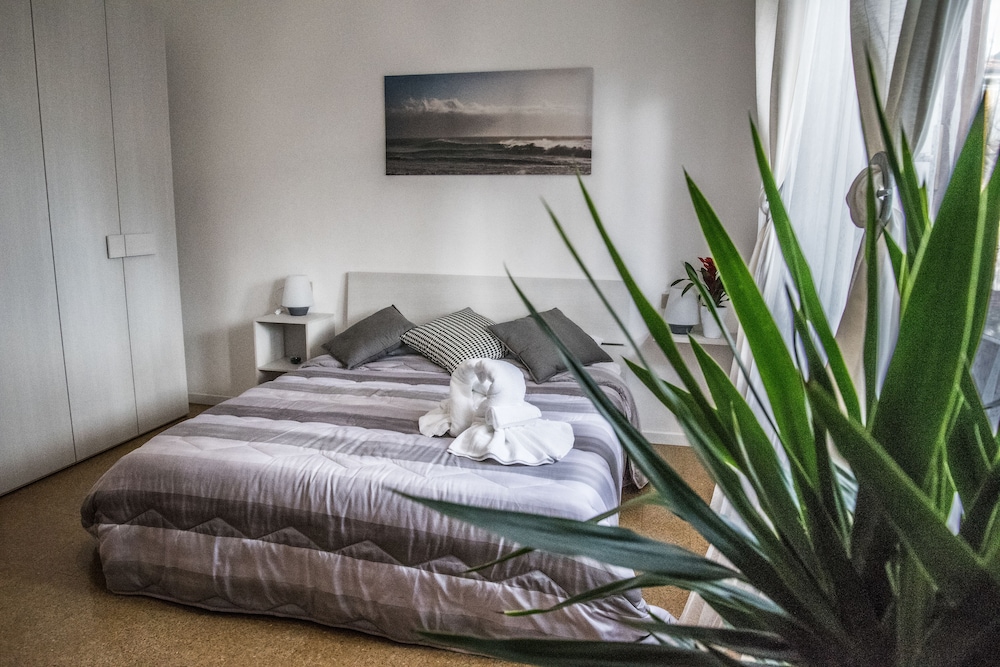 Basic Double Room, 1 Queen Bed With Sofa Bed, Ensuite photo 2