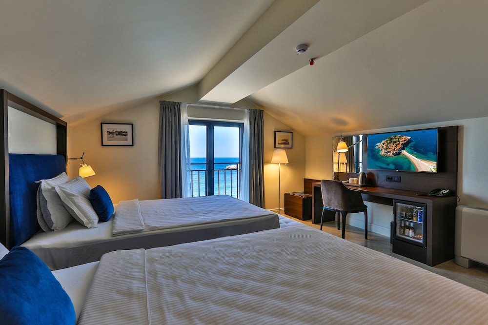 Family Room, Sea View - Photo 2
