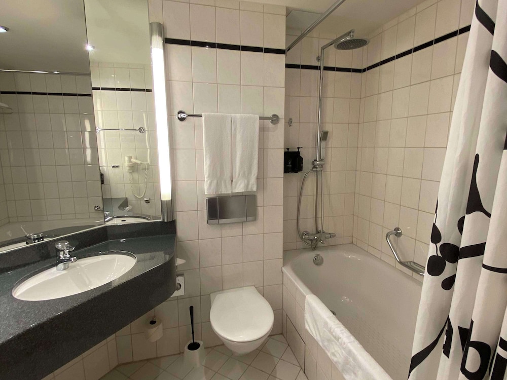 Standard Room, Multiple Beds - Photo 8