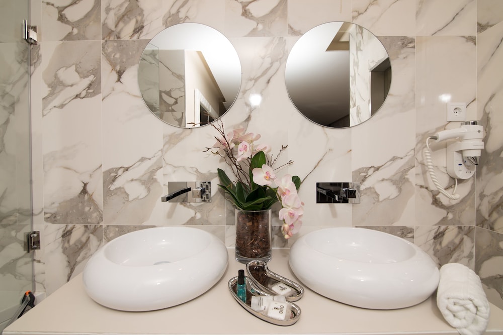 Deluxe Suite, Bathtub - Photo 5