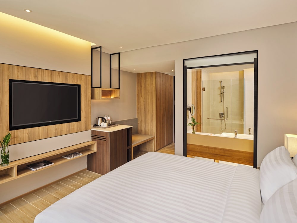 Standard Room, 1 King Bed, Balcony, Sea View