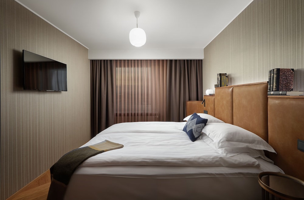 Suite, 1 King Bed - Photo 3