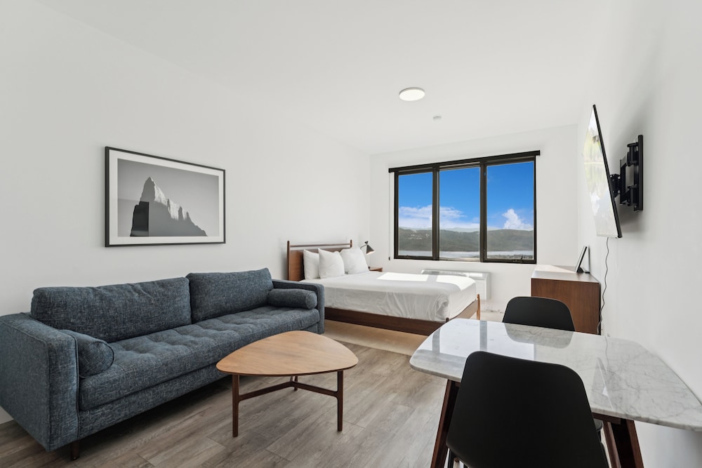 Room, 1 Queen Bed, Kitchen, Slope side photo 1