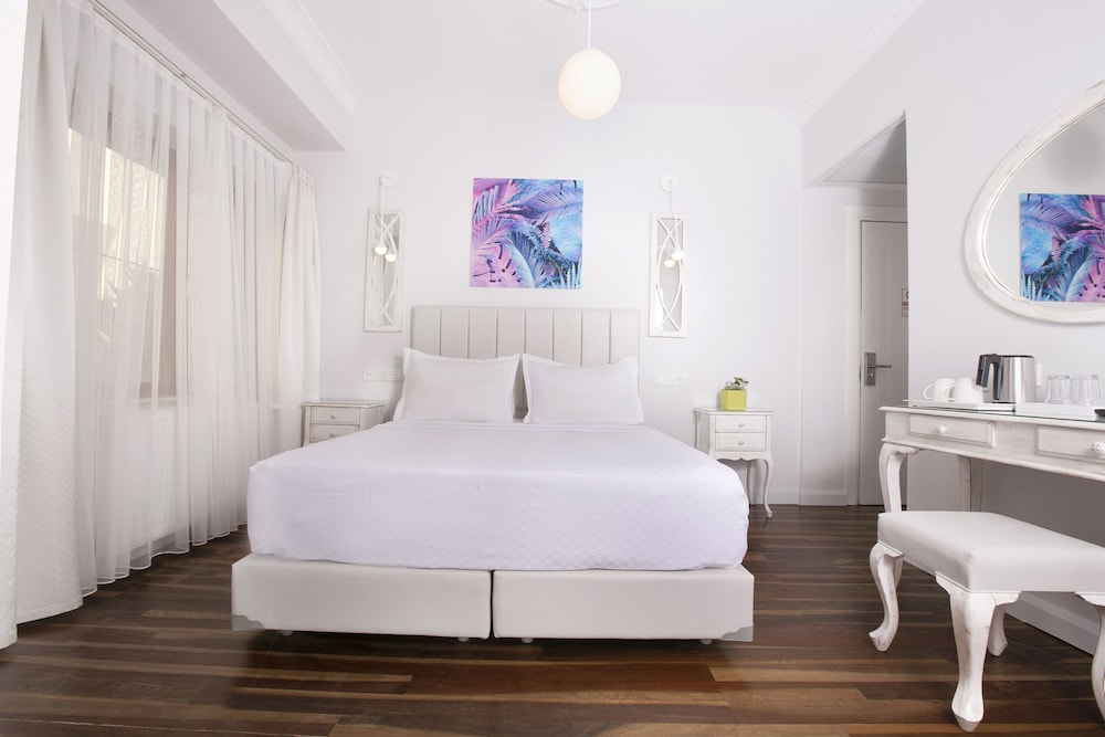 Deluxe Balkonlu Oda- Ek Yatakli - Photo 1