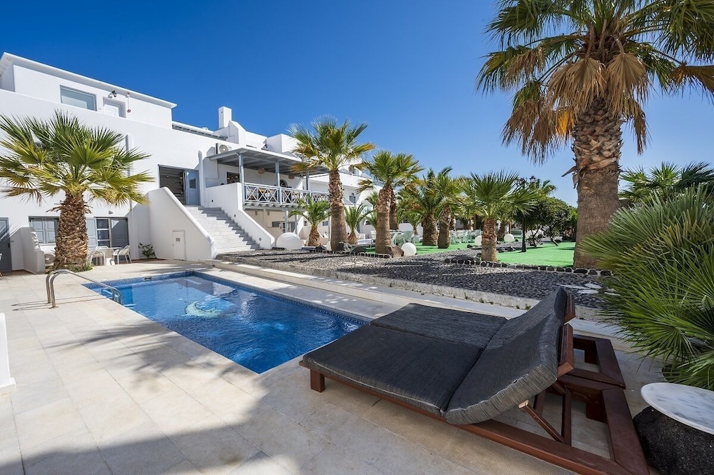Room with sharing pool - Photo 6