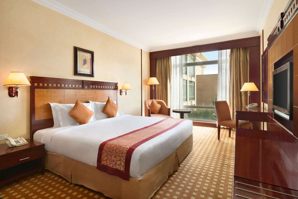 Deluxe Room, 1 King Bed, Smoking, Pool View - Photo 4