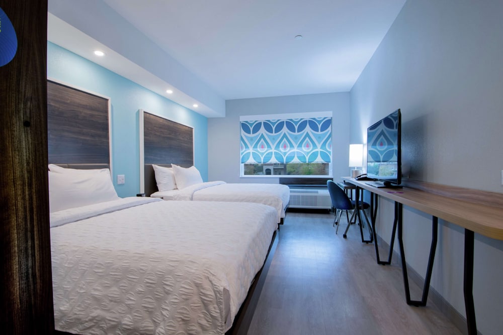 Room, 2 Queen Beds, Accessible, Bathtub