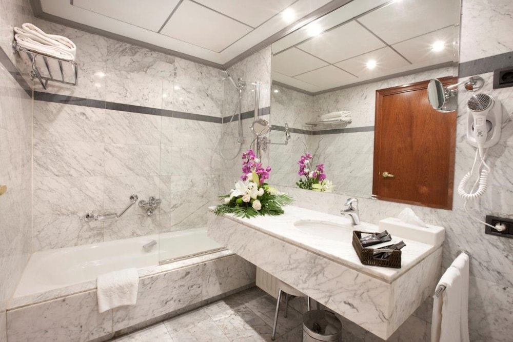 Standard Triple Room, 3 Twin Beds, Private Bathroom, City View - Photo 3
