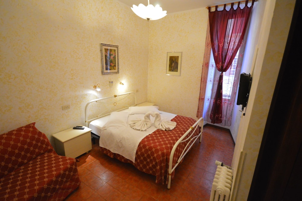 Classic Triple Room, Private Bathroom thumbnail 6