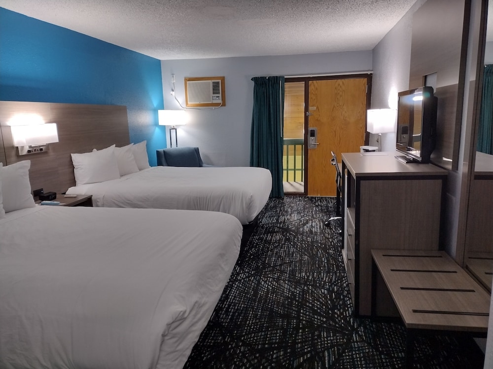 Room, 2 Queen Beds, Non Smoking, Pool View - Photo 1