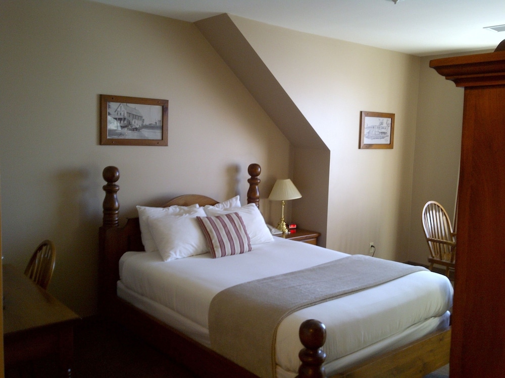 Standard Room, 1 Queen Bed, Lake View