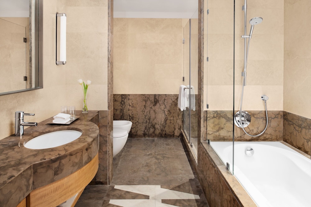 Suite, 1 Bedroom (Dining) - Photo 9