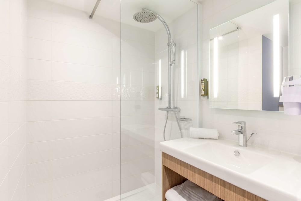 Standard Room, 2 Twin Beds, Non Smoking (Shower Only) - Photo 2