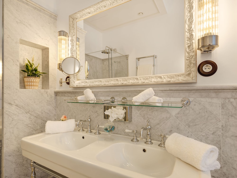 Double Deluxe Room with Spa Access thumbnail 6