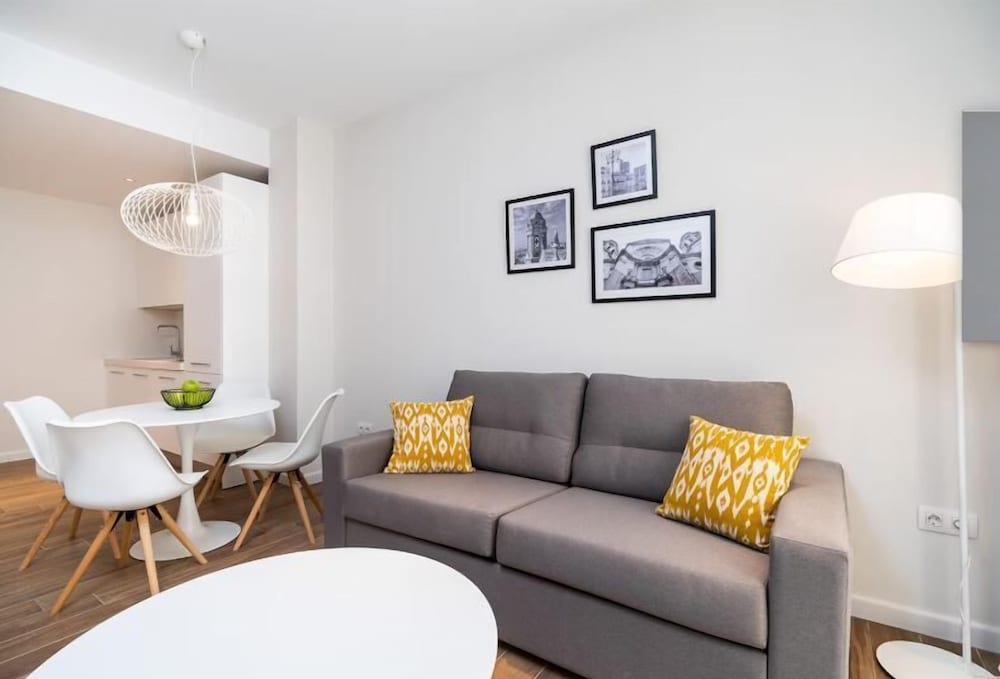 Suite, 2 Bedrooms - Photo 2