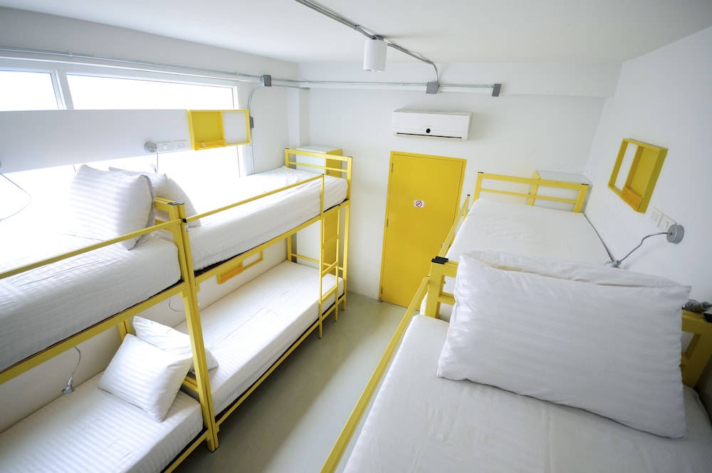 12-bed mixed dorm photo 2