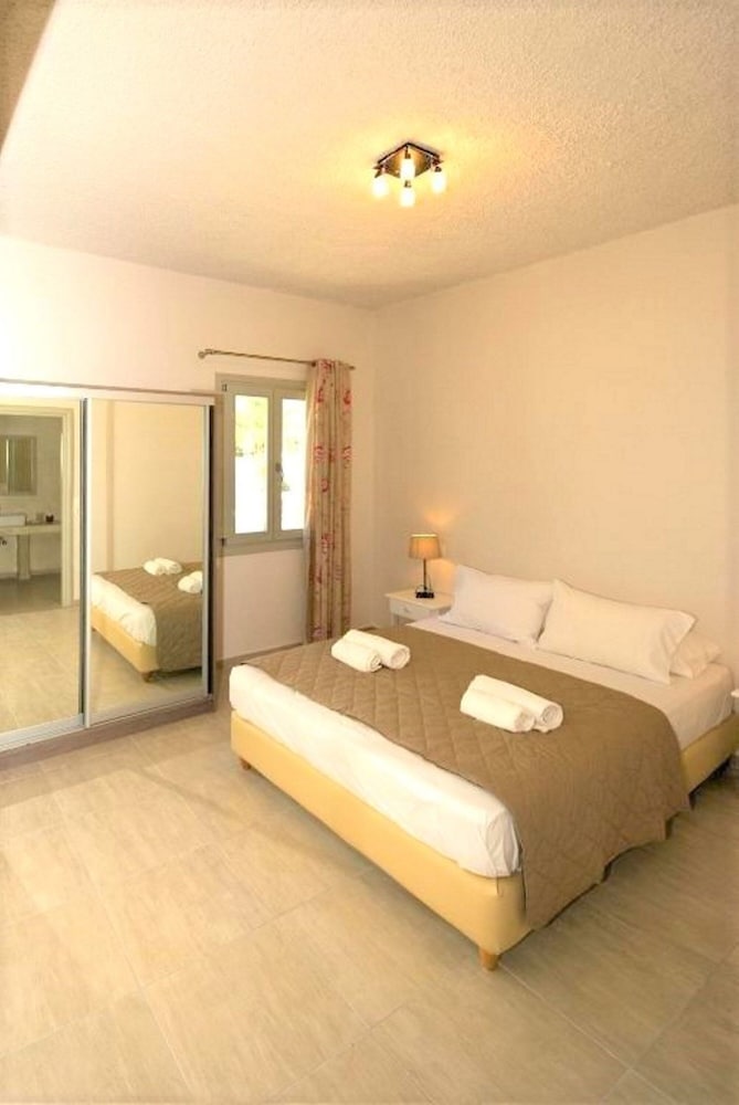 Standard Studio, Pool View (3 Adults)