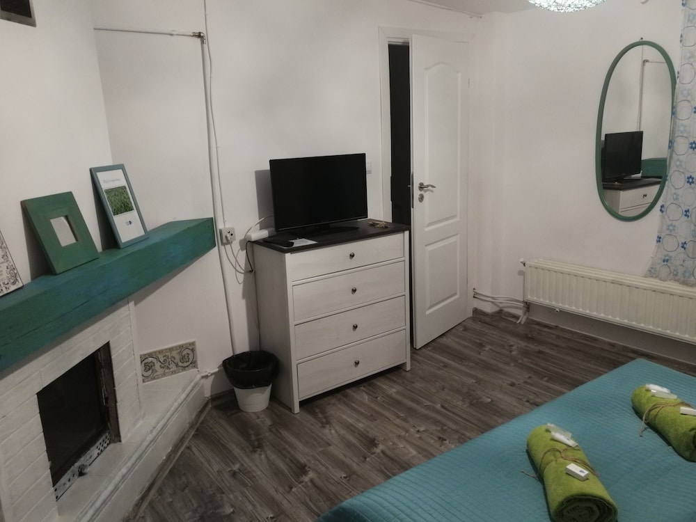 Double Room, 1 Queen Bed, Private Bathroom, Garden Area (10) photo 3