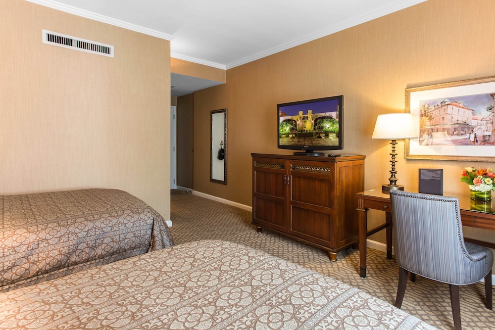 Premier Double Room, 2 Double Beds - Photo 9