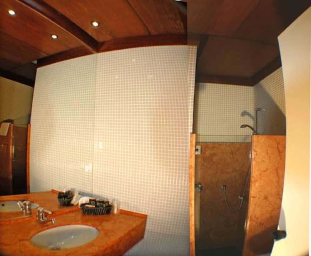 Economy Triple Room - Photo 8