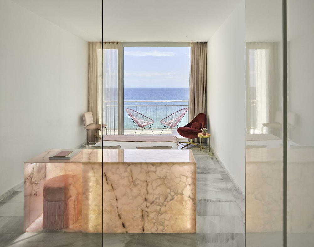 Sala Frontal con Ducha de Cristal, Balcón