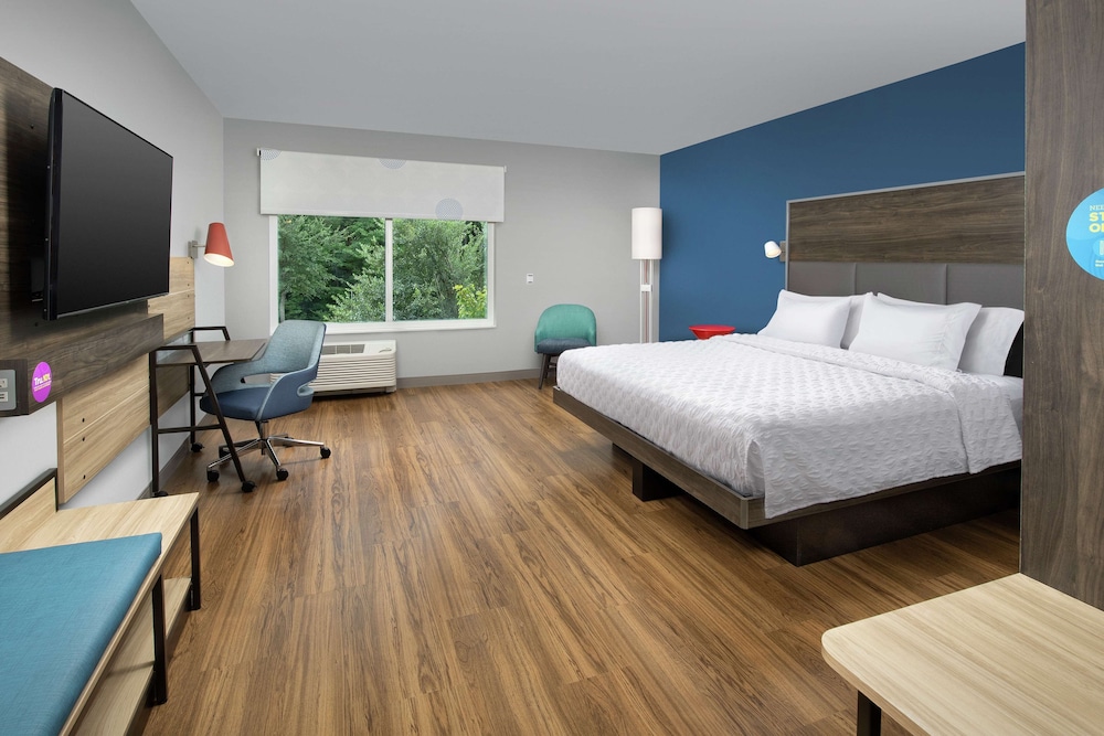 Room, 1 King Bed, Accessible (Roll-In Shower) - Photo 3