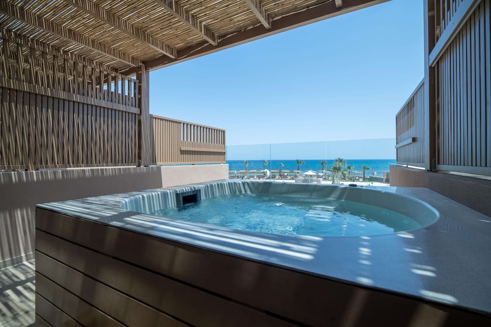 Petite Suite Sea View with Outdoor Hot Tub - Photo 12