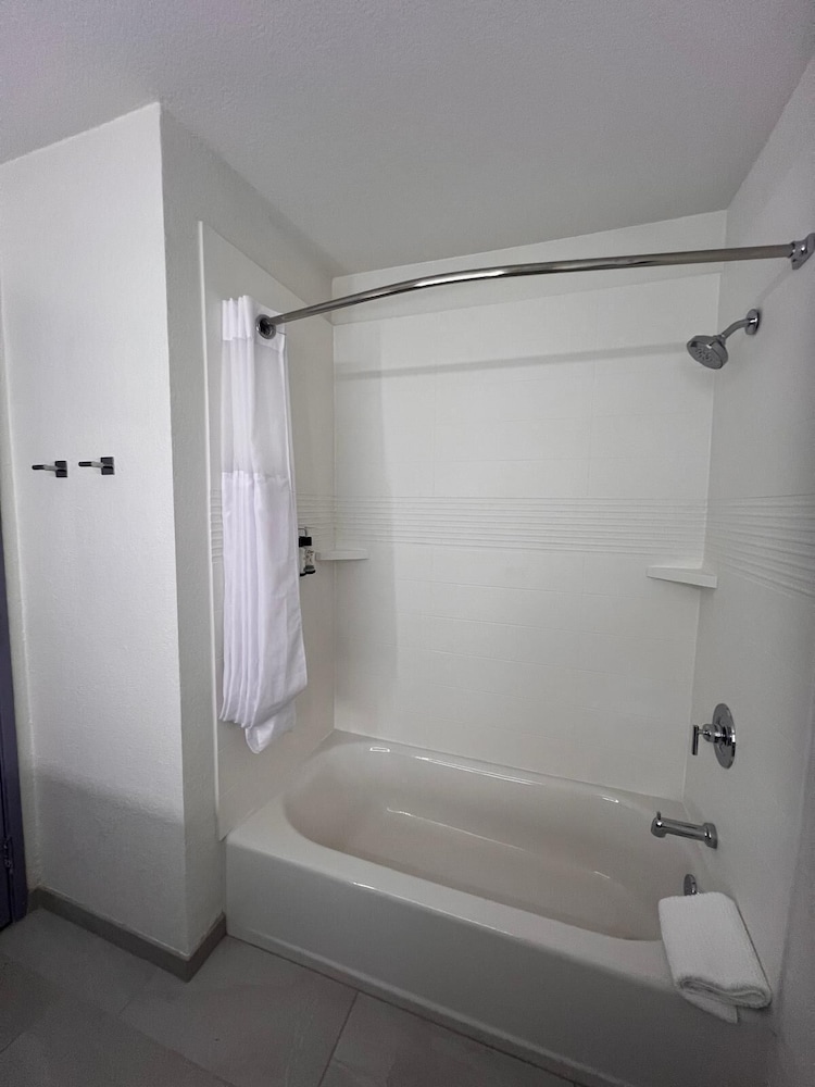 Standard Room, 2 Queen Beds - Photo 5