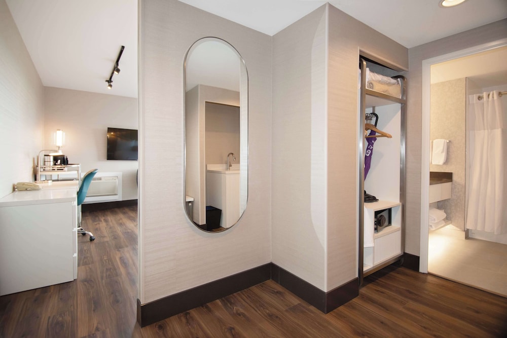 Premium Room, 1 King Bed (Coast Premium King) photo 3