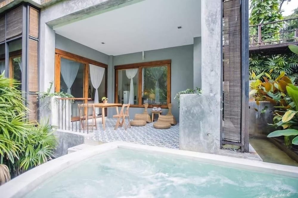Pool Suite photo 3