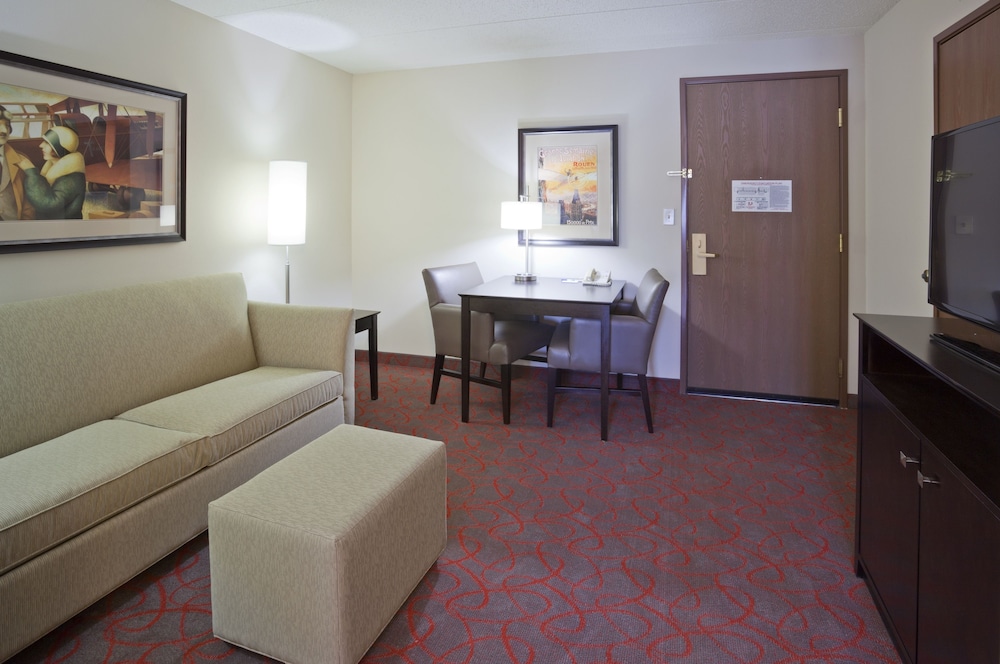 Suite, 1 King Bed with Sofa bed - Photo 3