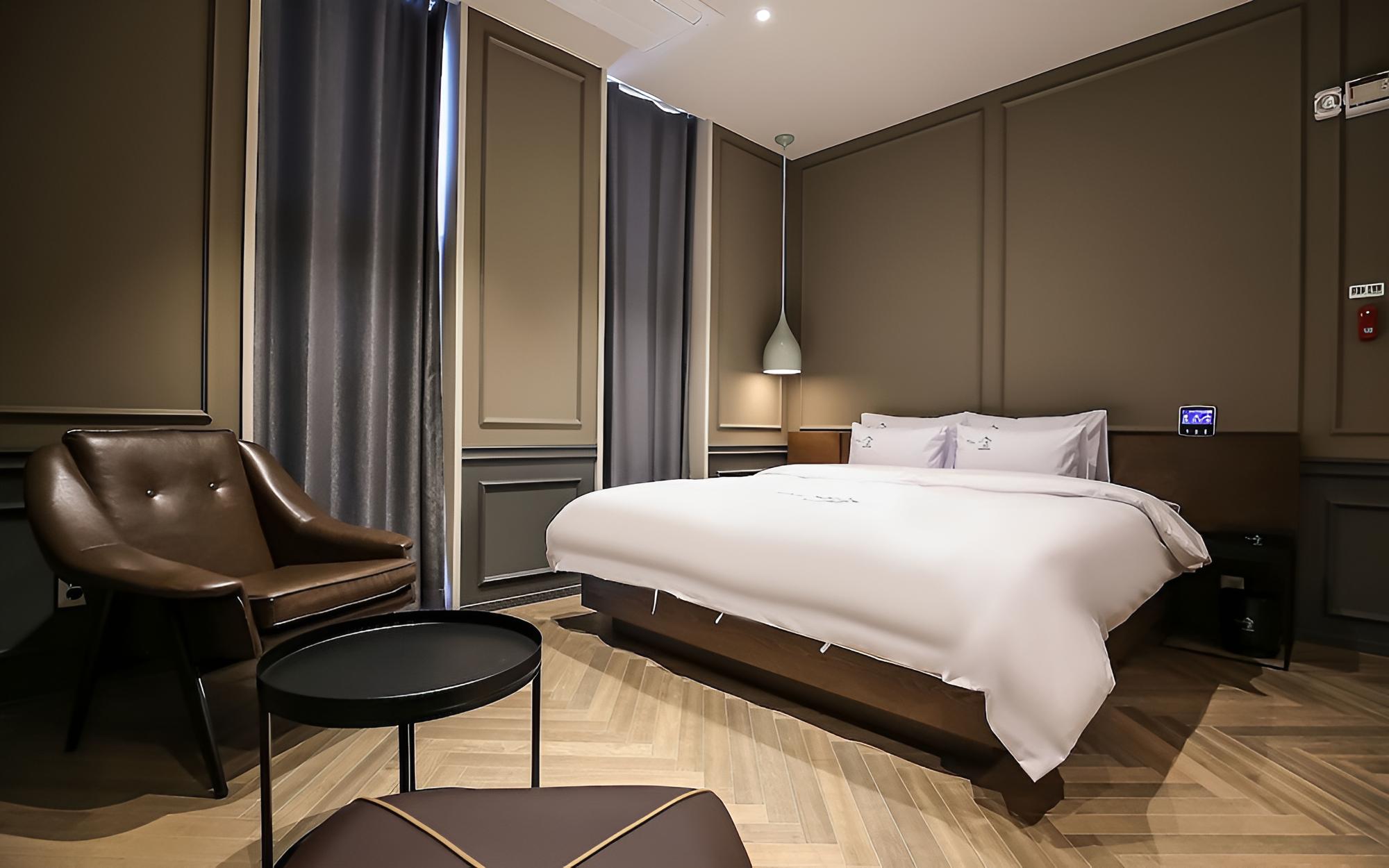 Room (Deluxe Room) - Photo 10