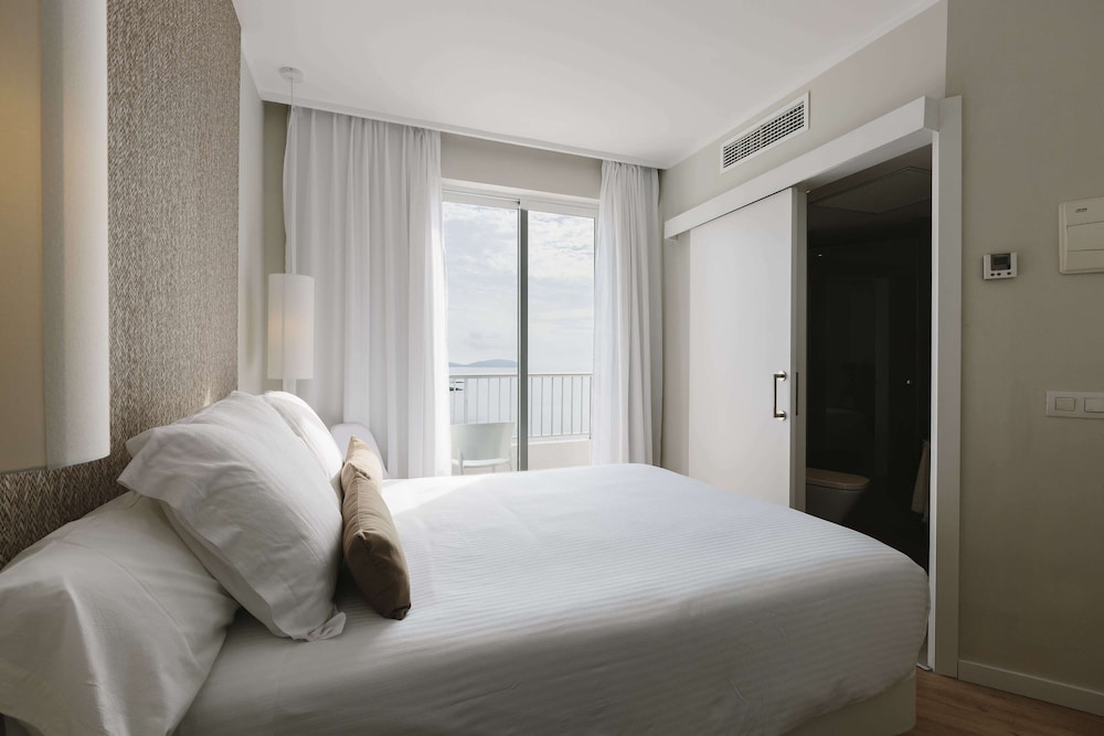 Double Or Twin Room, Balcony, Sea View - Photo 2
