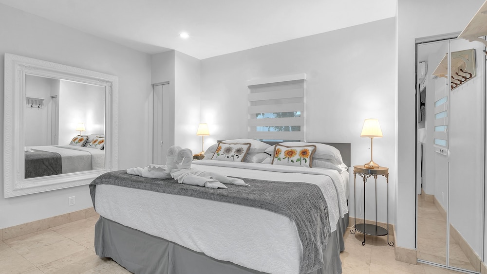 2 - Deluxe King Suite w/Twin Chair Bed