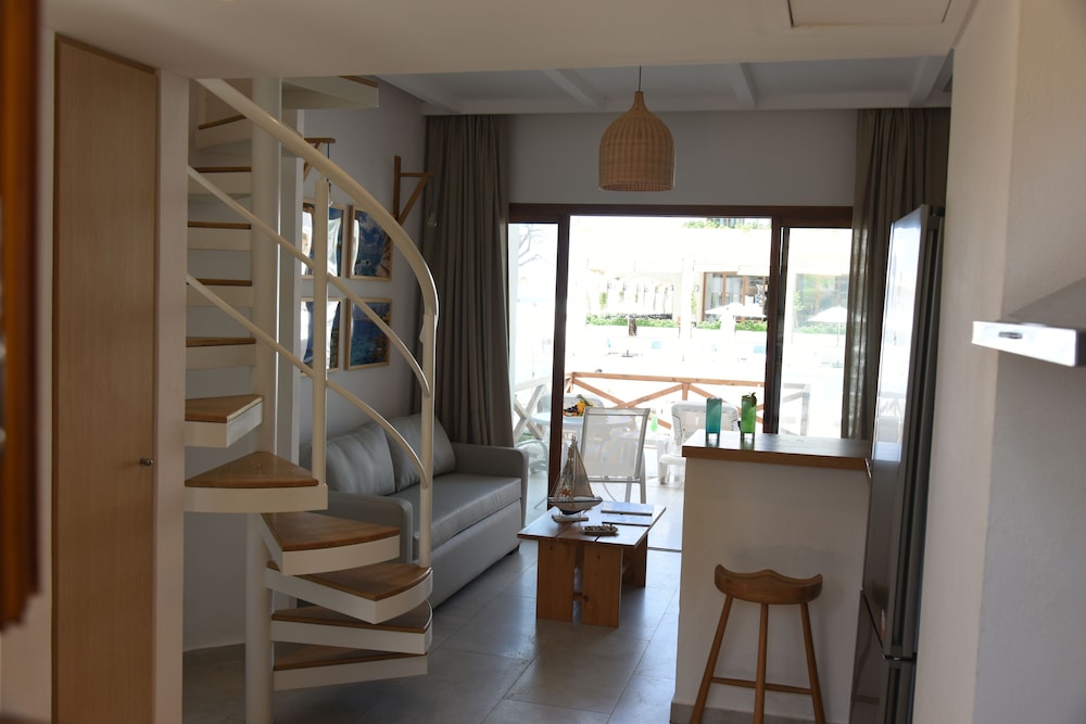 Duplex, 2 Bedrooms, Poolside photo 1