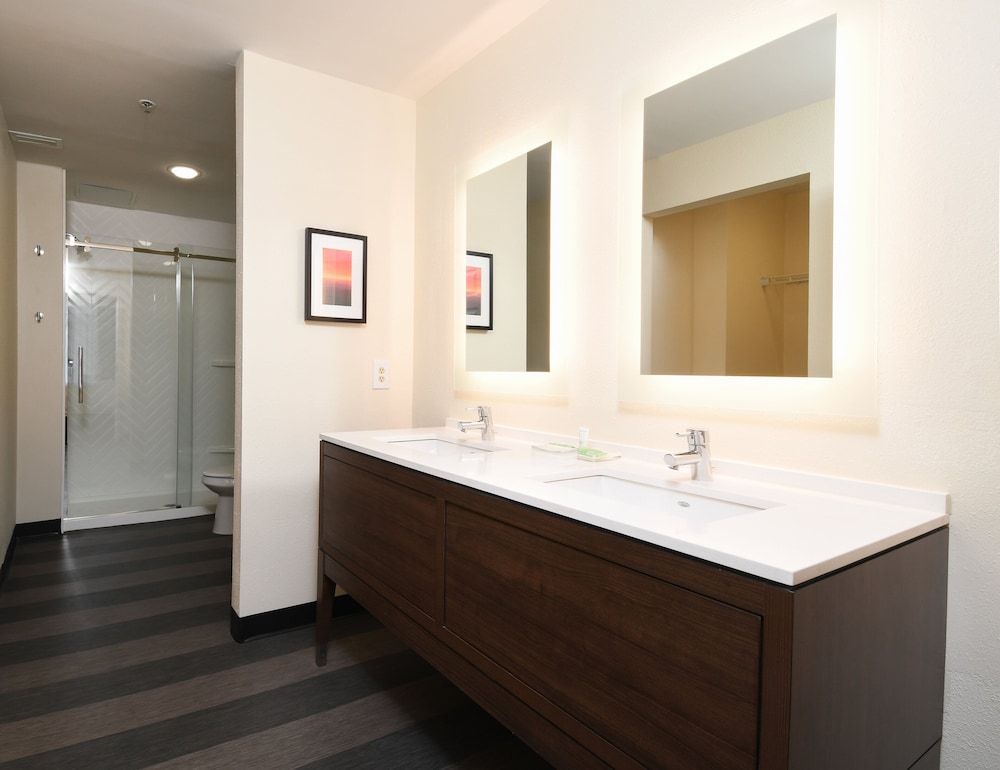 Suite, 1 King Bed (Walk-In Shower) - Photo 4