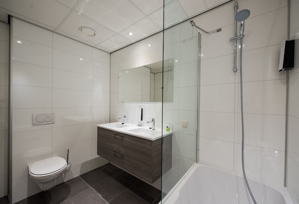 Family Room, Multiple Beds, Bathtub photo 3