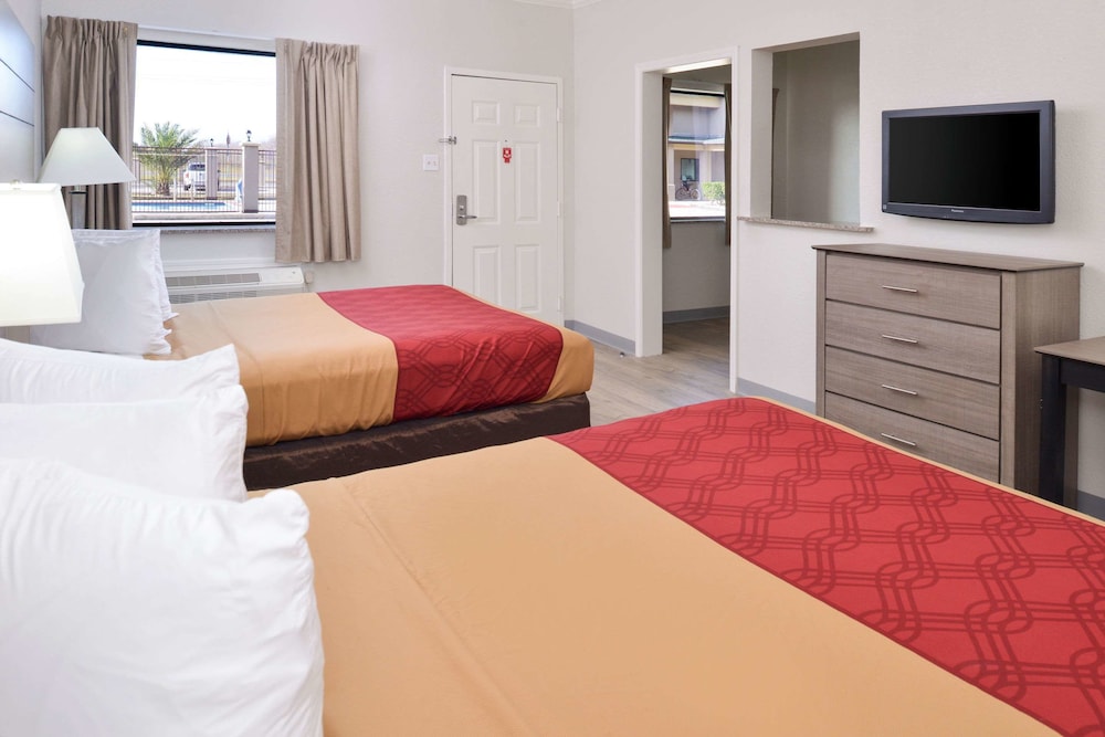 Standard Room, 2 Queen Beds, Smoking, Kitchen - Photo 3