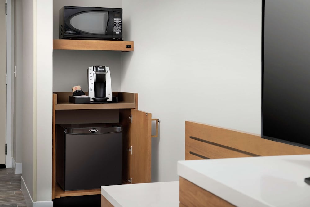 Deluxe Room, 1 King Bed, Accessible (Hearing) photo 2