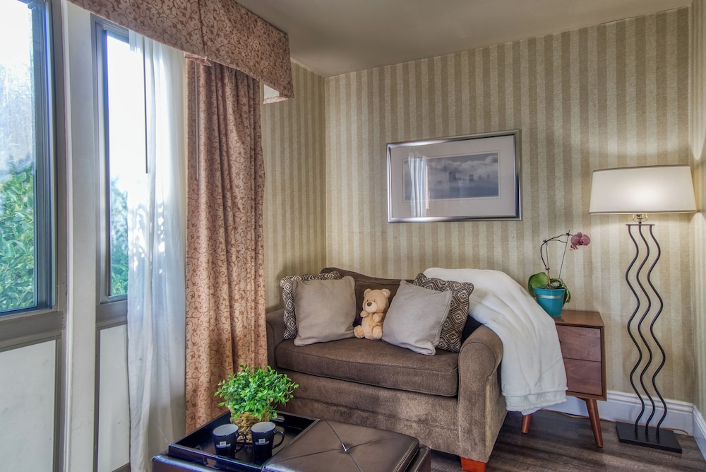 Junior Suite, Multiple Beds, Balcony, Partial Ocean View - Photo 5